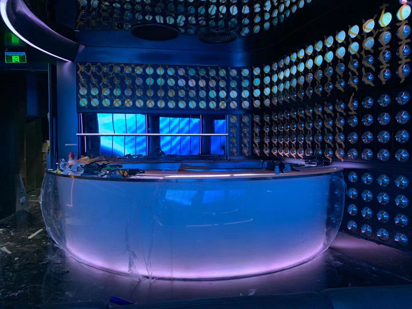 智能控制面板，触摸屏界面，金属外壳，现代科技感，白色背景，专业拍摄