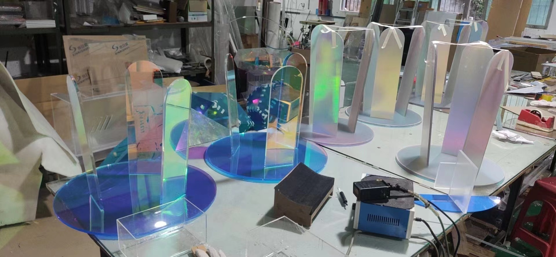 定制化展示设备，模块化设计，金属与木材结合，现代工业风格，白色背景，专业拍摄