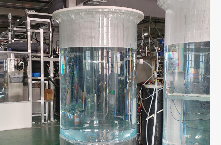 大型商场展示区域，多组展示道具整齐排列，商品陈列有序，明亮灯光，商业氛围